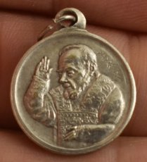 Relique Medaille Pater Pio 1